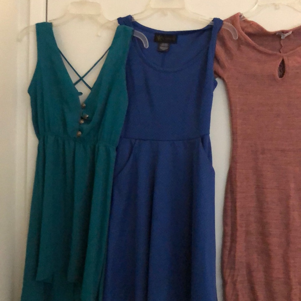 Dresses - Picture 2 of 4